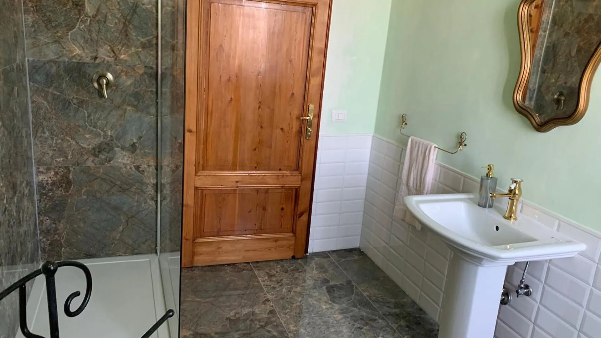 Bed And Breakfast Villa Adelina ルッカ